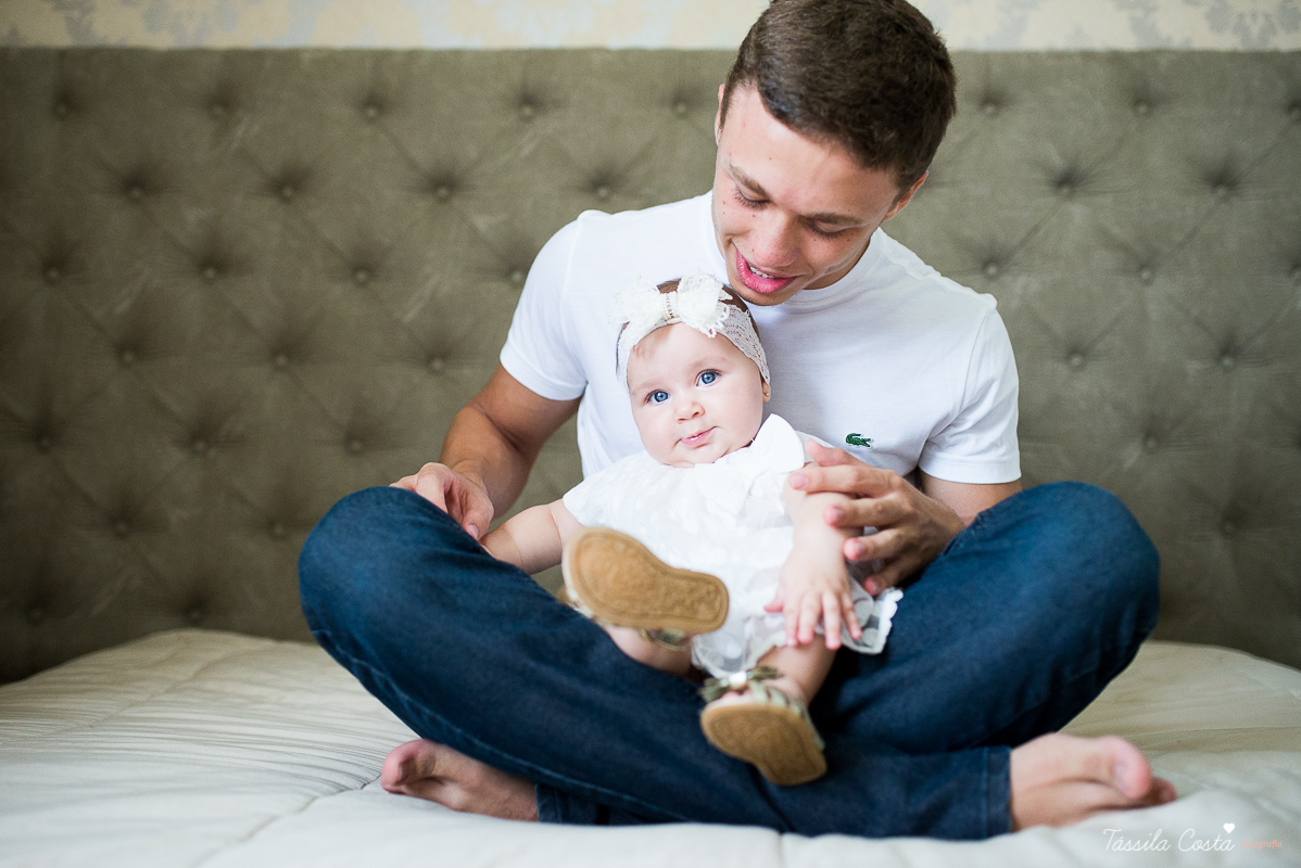 fotos de família em casa, em vitória es, fotografia de bebê em casa em vix, fotos para recordação, álbum de fotografia, bebê linda, poses de bebê recém nascido, bebê linda, fotos na cama