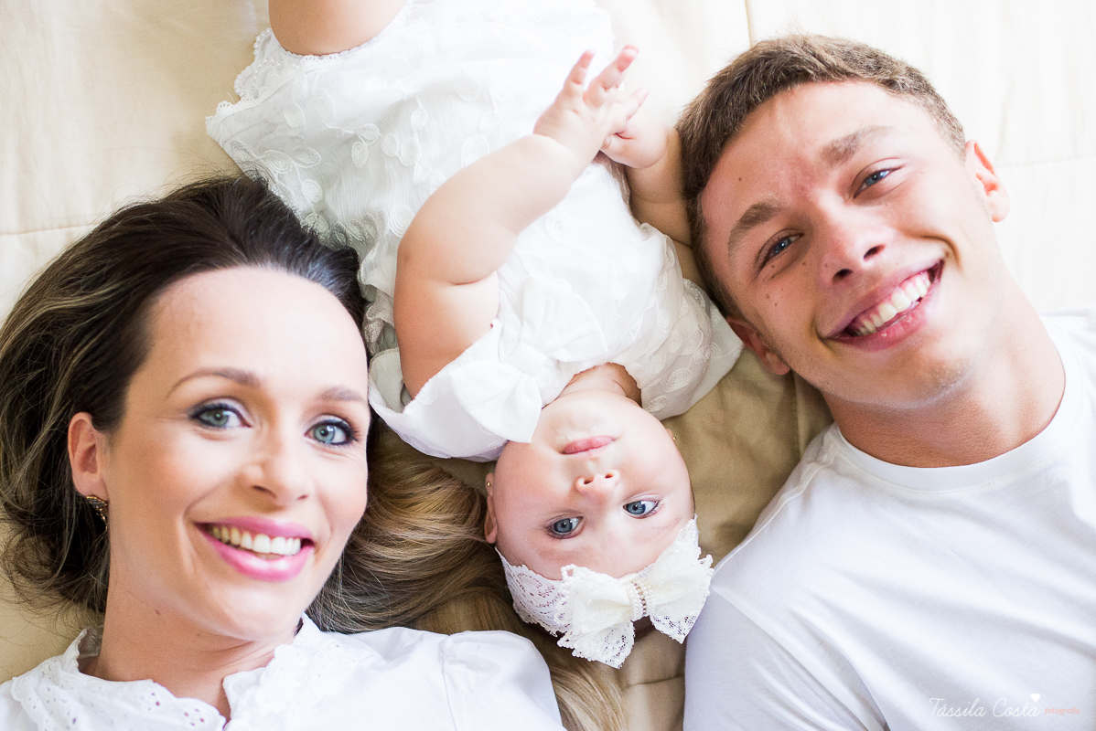 fotos de família em casa, em vitória es, fotografia de bebê em casa em vix, fotos para recordação, álbum de fotografia, bebê linda, poses de bebê recém nascido, bebê linda, fotos na cama