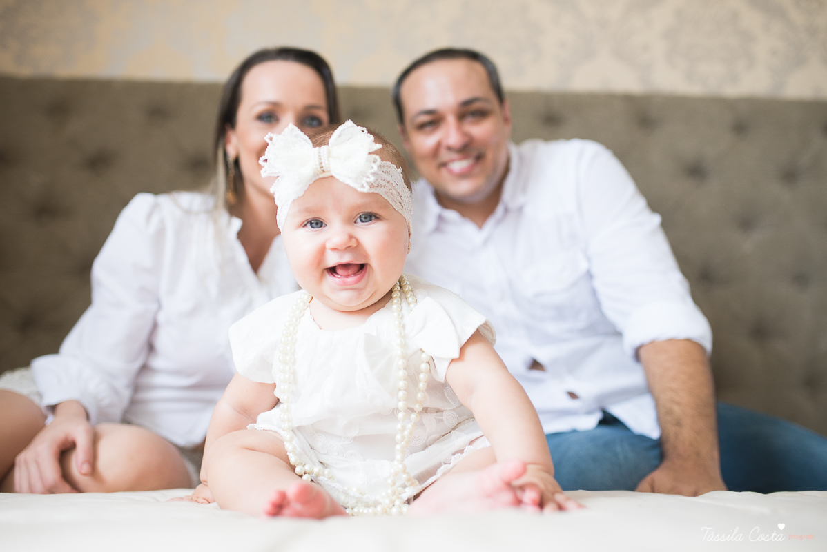 fotos de família em casa, em vitória es, fotografia de bebê em casa em vix, fotos para recordação, álbum de fotografia, bebê linda, poses de bebê recém nascido, bebê linda, fotos na cama
