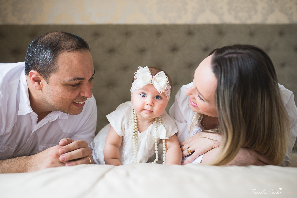 fotos de família em casa, em vitória es, fotografia de bebê em casa em vix, fotos para recordação, álbum de fotografia, bebê linda, poses de bebê recém nascido, bebê linda, fotos na cama