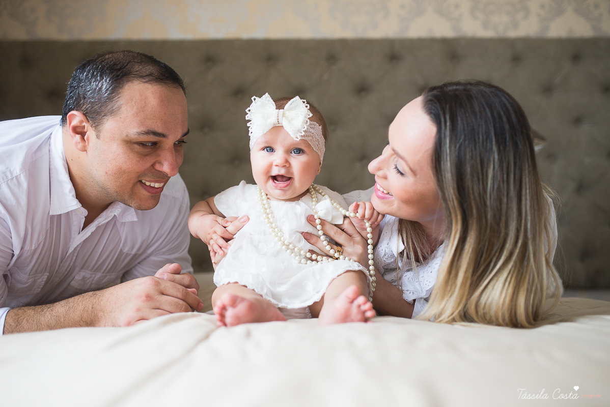 fotos de família em casa, em vitória es, fotografia de bebê em casa em vix, fotos para recordação, álbum de fotografia, bebê linda, poses de bebê recém nascido, bebê linda, fotos na cama