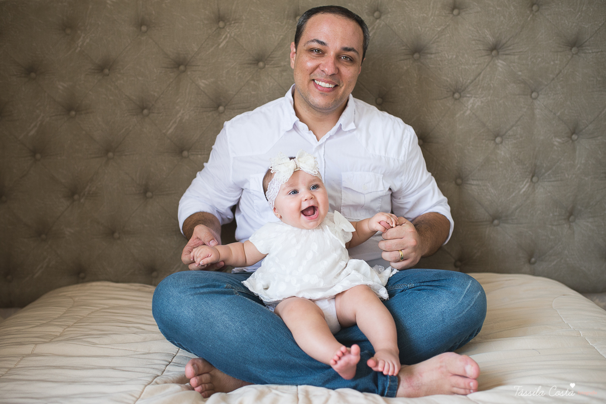 fotos de família em casa, em vitória es, fotografia de bebê em casa em vix, fotos para recordação, álbum de fotografia, bebê linda, poses de bebê recém nascido, bebê linda, fotos na cama