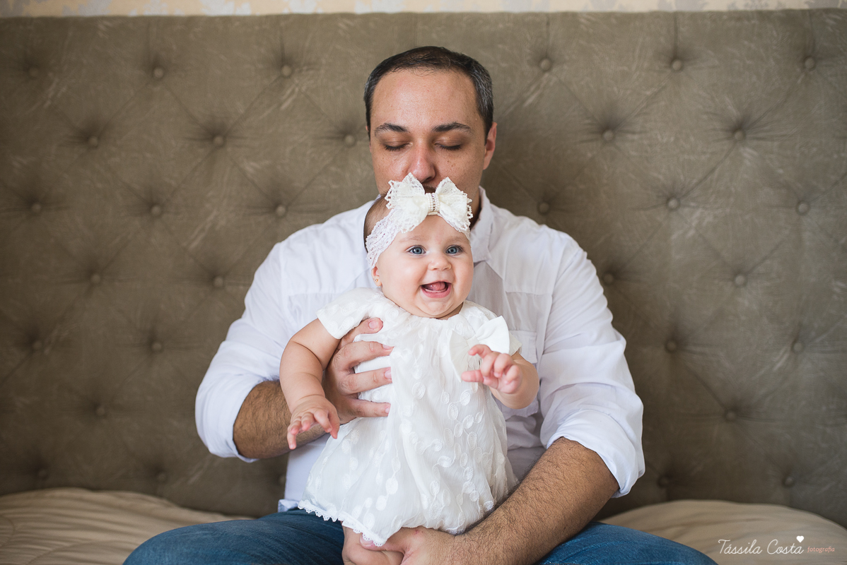 fotos de família em casa, em vitória es, fotografia de bebê em casa em vix, fotos para recordação, álbum de fotografia, bebê linda, poses de bebê recém nascido, bebê linda, fotos na cama