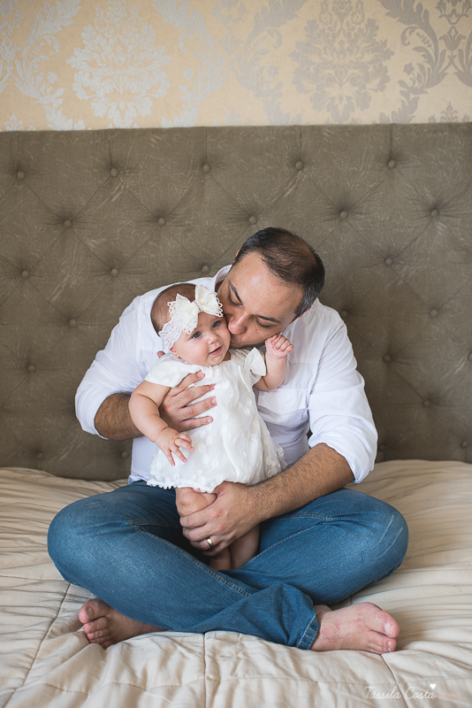 fotos de família em casa, em vitória es, fotografia de bebê em casa em vix, fotos para recordação, álbum de fotografia, bebê linda, poses de bebê recém nascido, bebê linda, fotos na cama