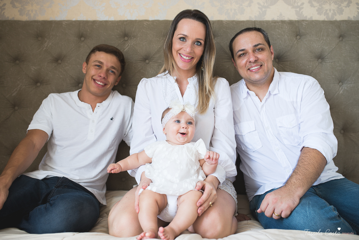 fotos de família em casa, em vitória es, fotografia de bebê em casa em vix, fotos para recordação, álbum de fotografia, bebê linda, poses de bebê recém nascido, bebê linda, fotos na cama