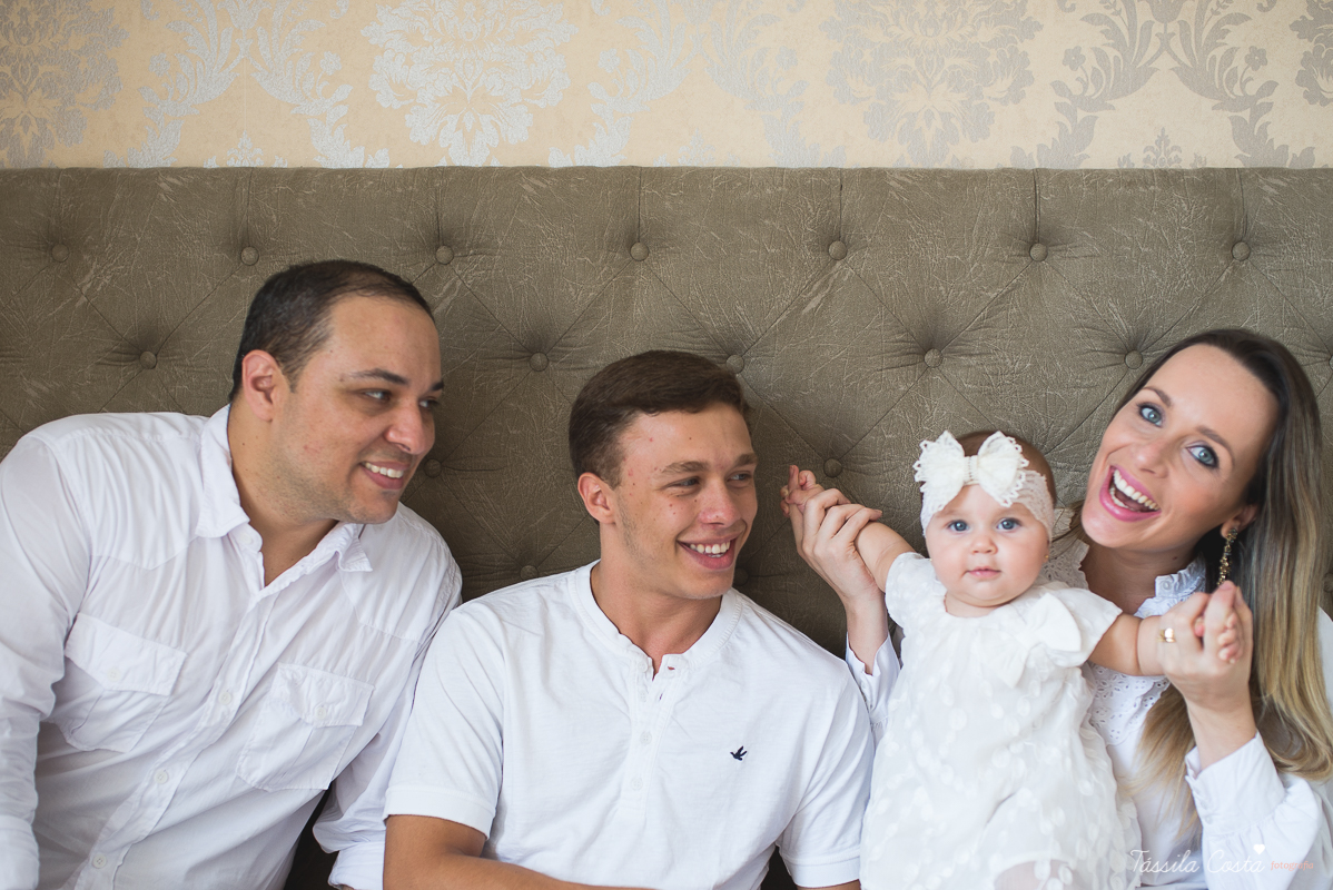 fotos de família em casa, em vitória es, fotografia de bebê em casa em vix, fotos para recordação, álbum de fotografia, bebê linda, poses de bebê recém nascido, bebê linda, fotos na cama