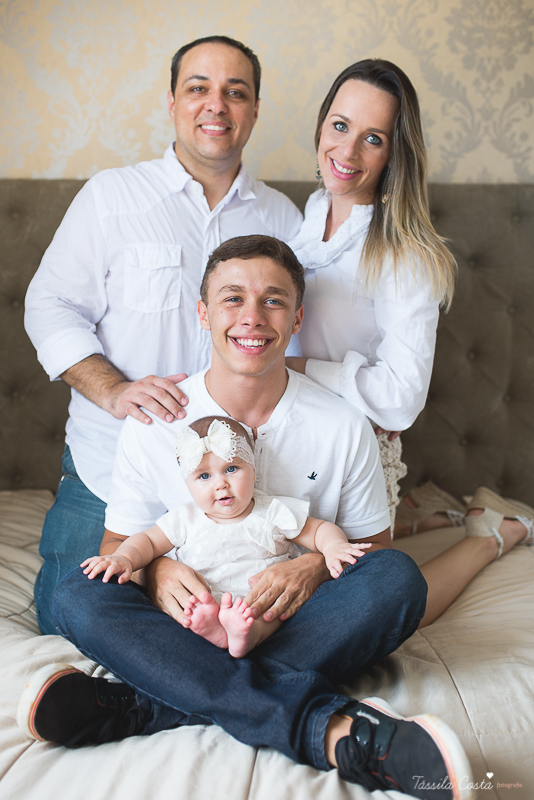 fotos de família em casa, em vitória es, fotografia de bebê em casa em vix, fotos para recordação, álbum de fotografia, bebê linda, poses de bebê recém nascido, bebê linda, fotos na cama