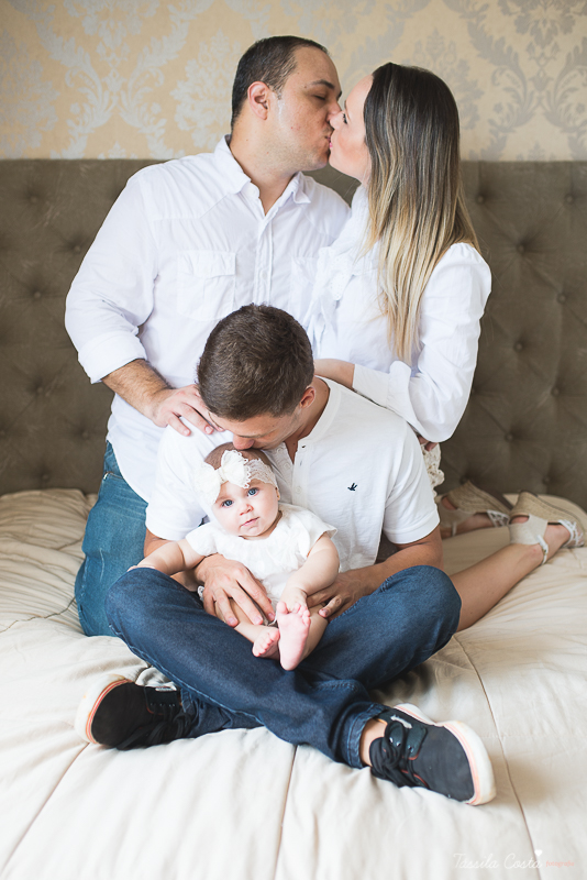 fotos de família em casa, em vitória es, fotografia de bebê em casa em vix, fotos para recordação, álbum de fotografia, bebê linda, poses de bebê recém nascido, bebê linda, fotos na cama