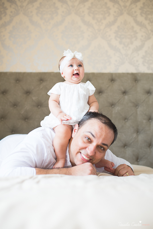 fotos de família em casa, em vitória es, fotografia de bebê em casa em vix, fotos para recordação, álbum de fotografia, bebê linda, poses de bebê recém nascido, bebê linda, fotos na cama