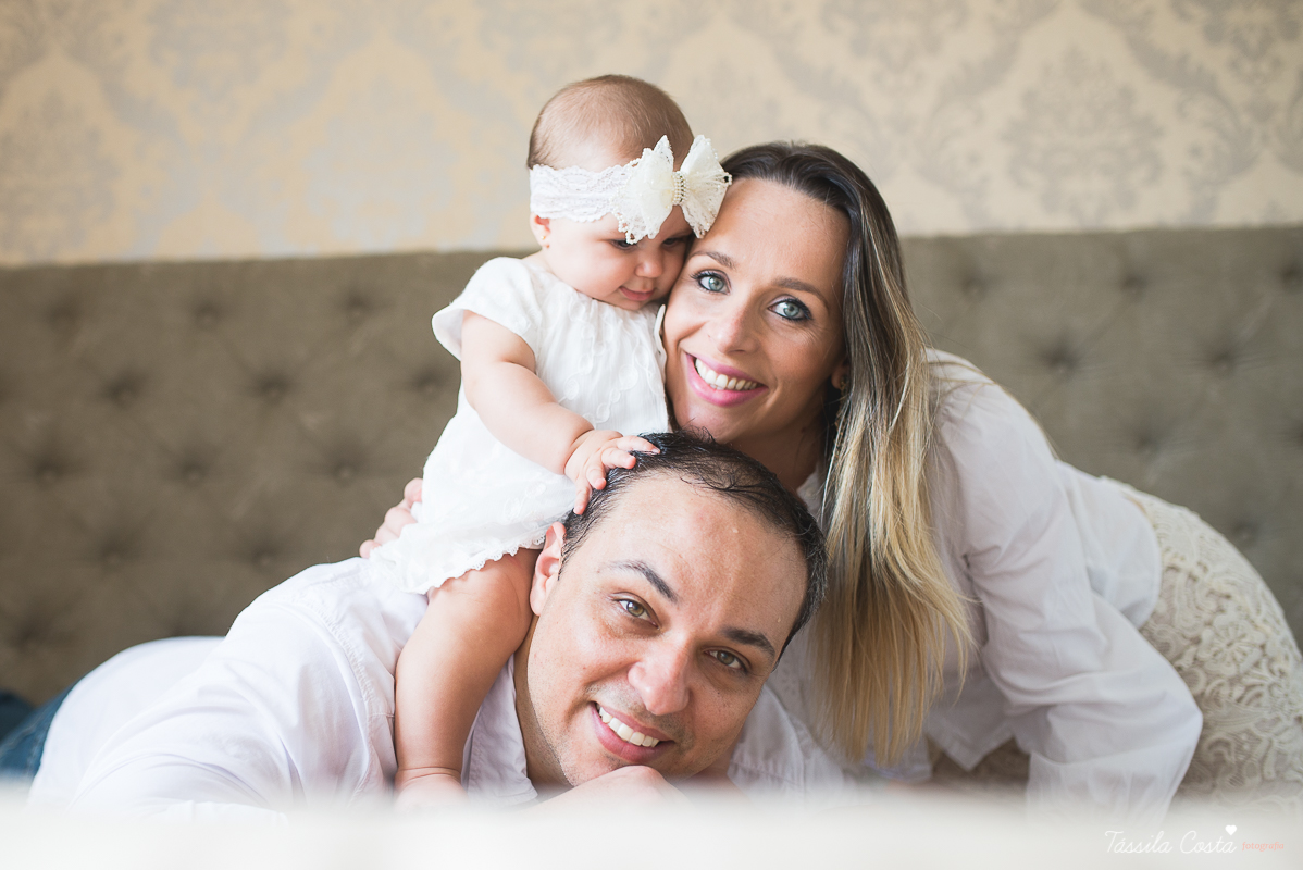 fotos de família em casa, em vitória es, fotografia de bebê em casa em vix, fotos para recordação, álbum de fotografia, bebê linda, poses de bebê recém nascido, bebê linda, fotos na cama