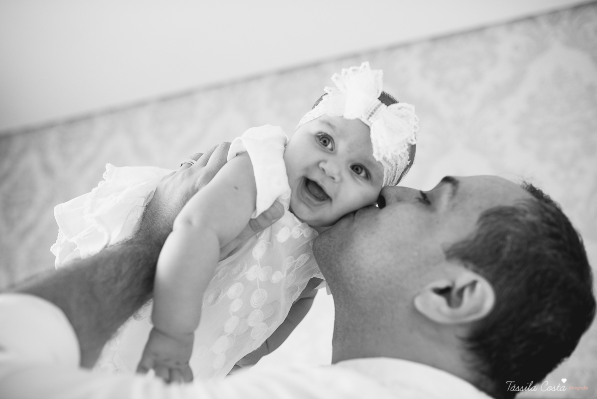 fotos de família em casa, em vitória es, fotografia de bebê em casa em vix, fotos para recordação, álbum de fotografia, bebê linda, poses de bebê recém nascido, bebê linda, fotos na cama