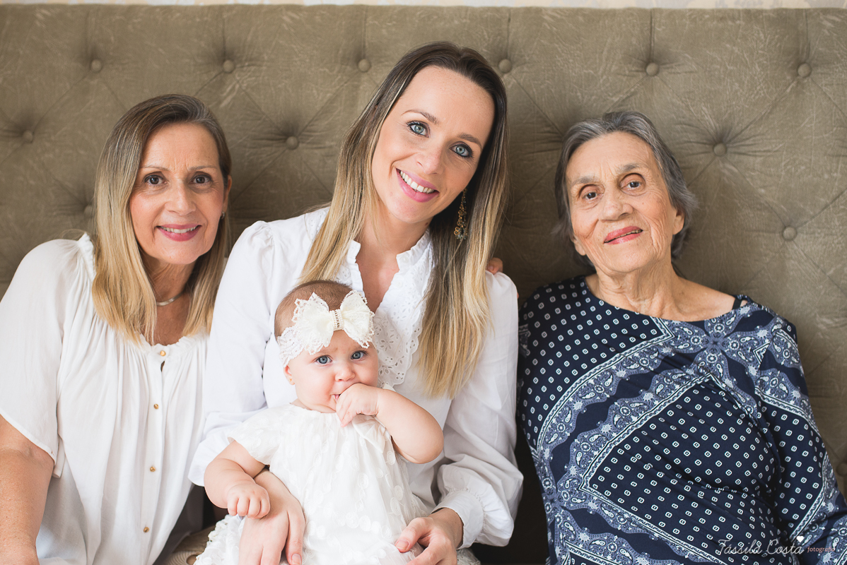 fotos de família em casa, em vitória es, fotografia de bebê em casa em vix, fotos para recordação, álbum de fotografia, bebê linda, poses de bebê recém nascido, bebê linda, fotos na cama