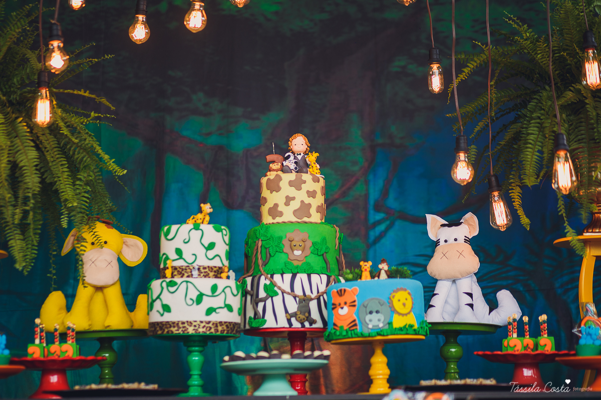 festa de menino, no tema safari, decoração infantil com luzes, miguel 2 anos, filho da cerimonialista daieny fasolo, 2 anos, festa safari, tássila costa