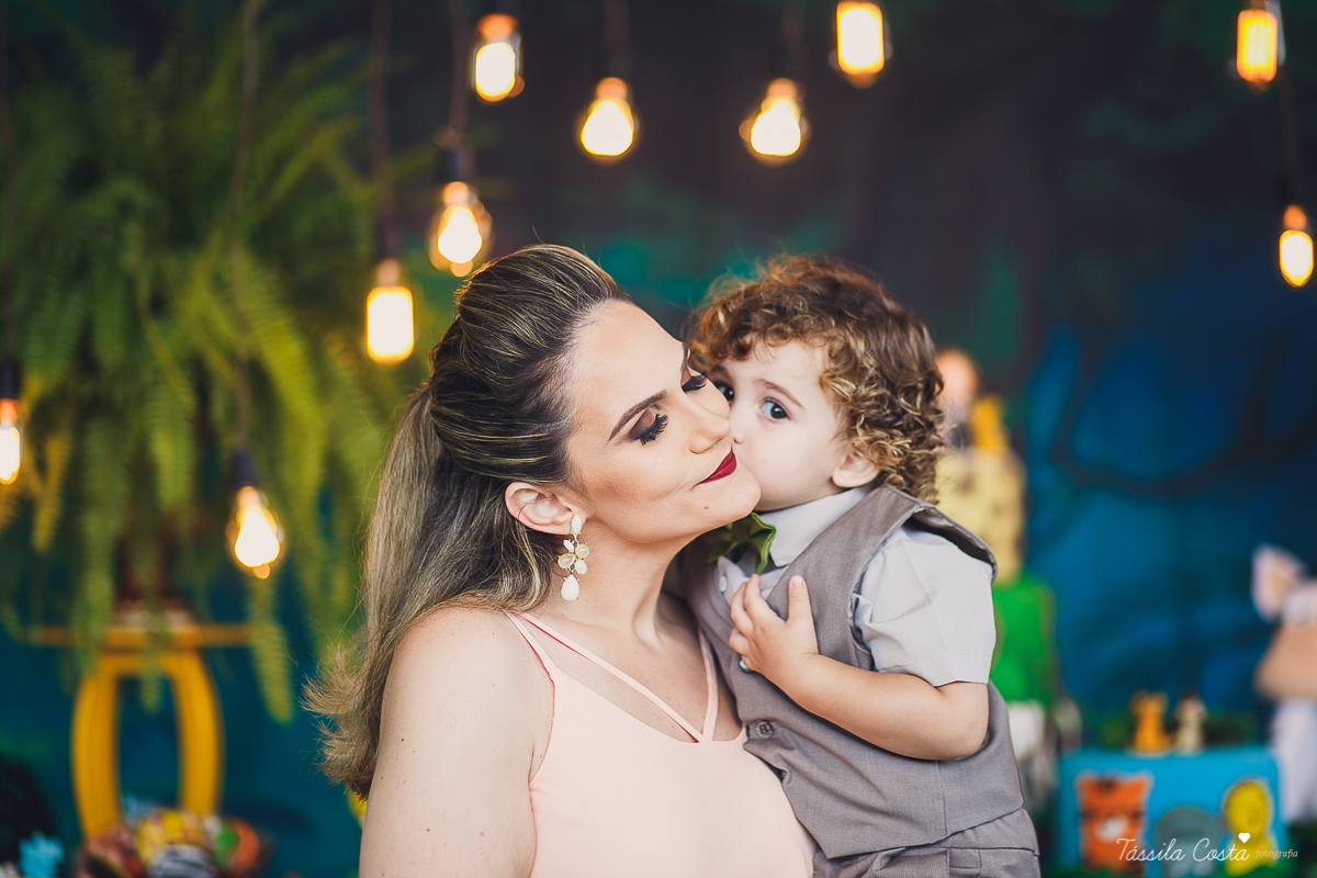 festa de menino, no tema safari, decoração infantil com luzes, miguel 2 anos, filho da cerimonialista daieny fasolo, 2 anos, festa safari, tássila costa