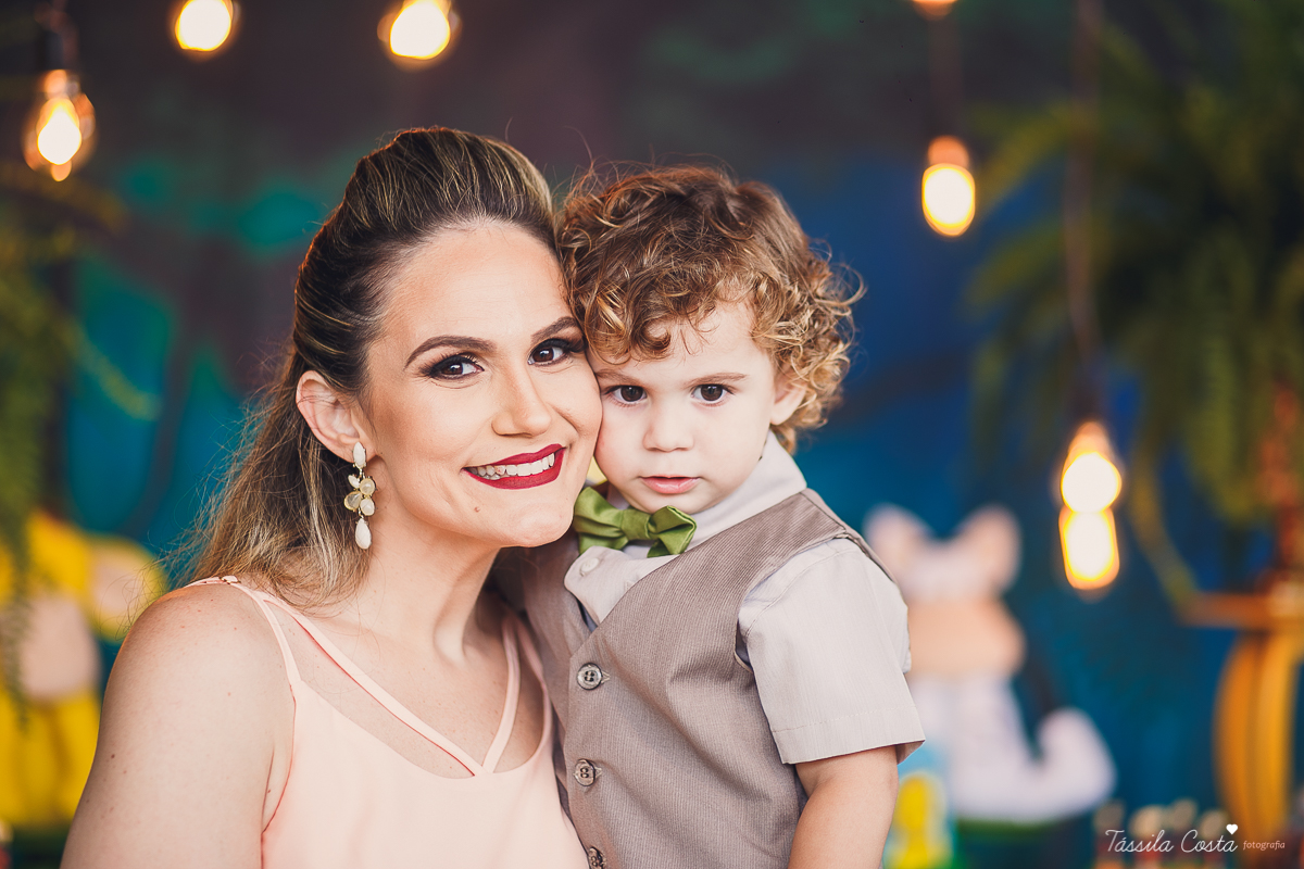 festa de menino, no tema safari, decoração infantil com luzes, miguel 2 anos, filho da cerimonialista daieny fasolo, 2 anos, festa safari, tássila costa