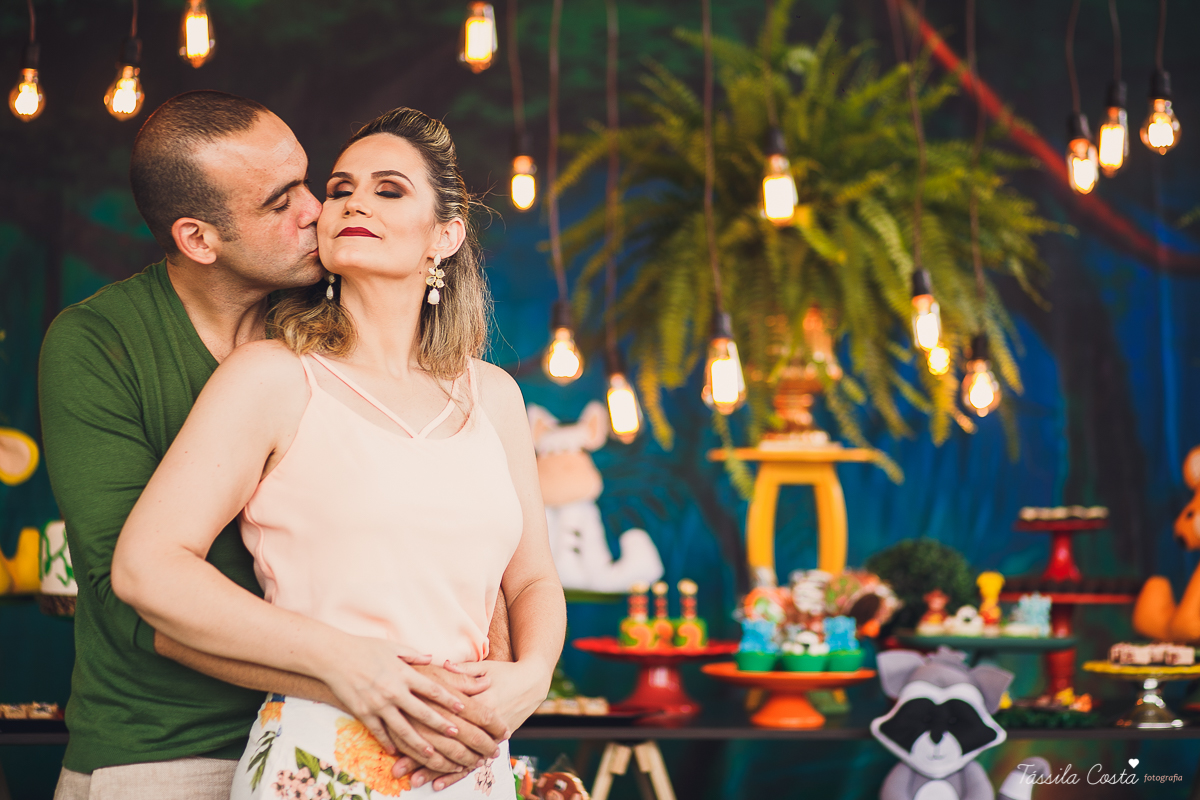 festa de menino, no tema safari, decoração infantil com luzes, miguel 2 anos, filho da cerimonialista daieny fasolo, 2 anos, festa safari, tássila costa