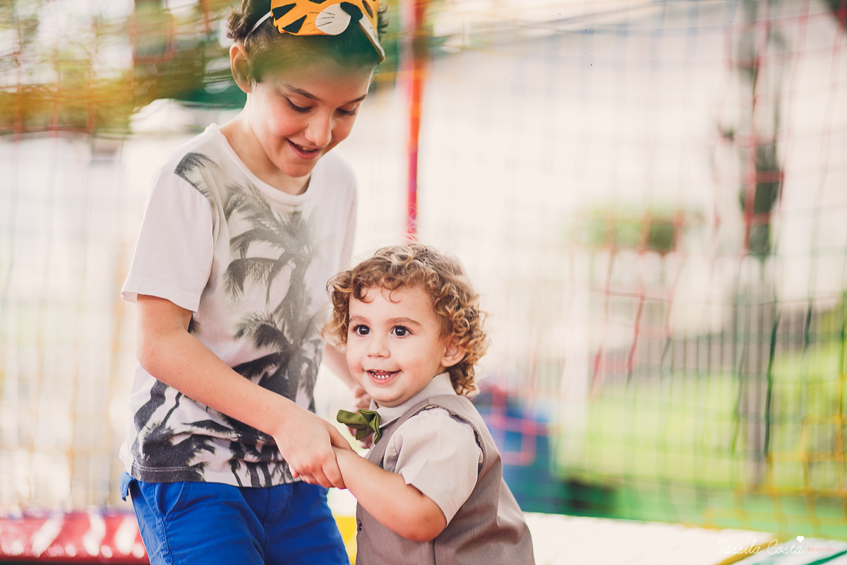 festa de menino, no tema safari, decoração infantil com luzes, miguel 2 anos, filho da cerimonialista daieny fasolo, 2 anos, festa safari, tássila costa