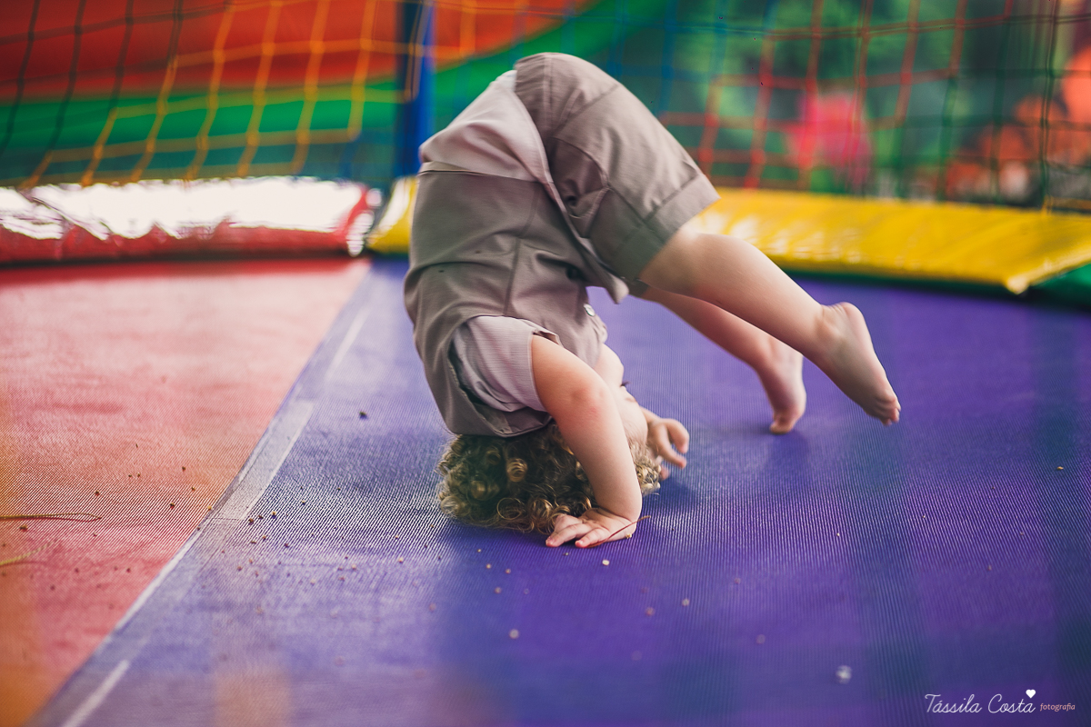 festa de menino, no tema safari, decoração infantil com luzes, miguel 2 anos, filho da cerimonialista daieny fasolo, 2 anos, festa safari, tássila costa