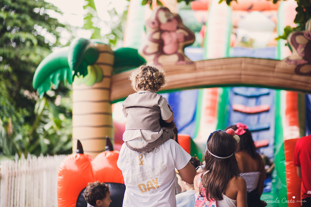 festa de menino, no tema safari, decoração infantil com luzes, miguel 2 anos, filho da cerimonialista daieny fasolo, 2 anos, festa safari, tássila costa
