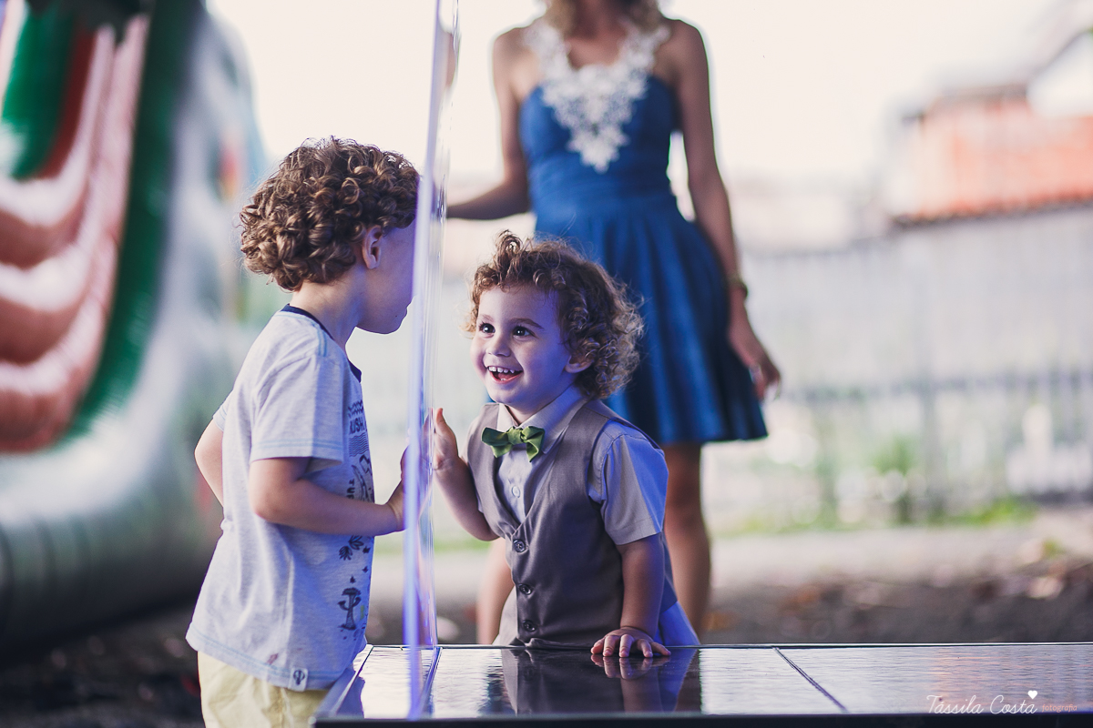 festa de menino, no tema safari, decoração infantil com luzes, miguel 2 anos, filho da cerimonialista daieny fasolo, 2 anos, festa safari, tássila costa