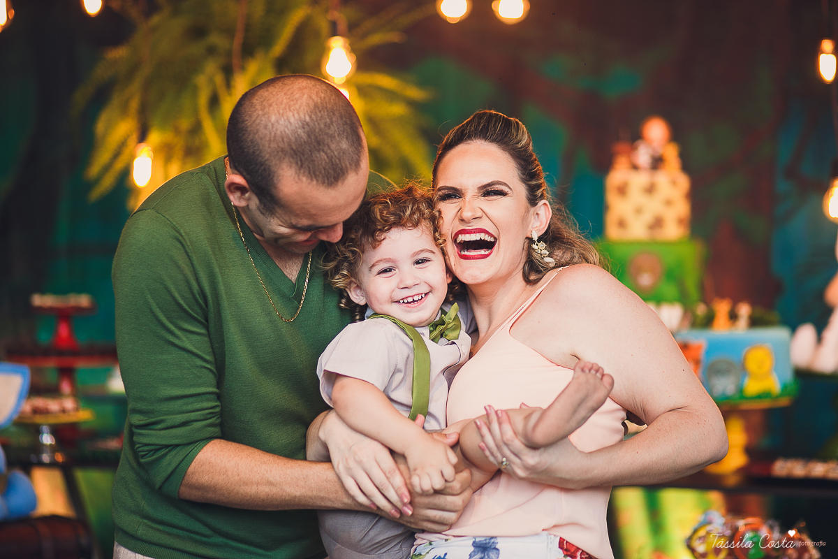 festa de menino, no tema safari, decoração infantil com luzes, miguel 2 anos, filho da cerimonialista daieny fasolo, 2 anos, festa safari, tássila costa