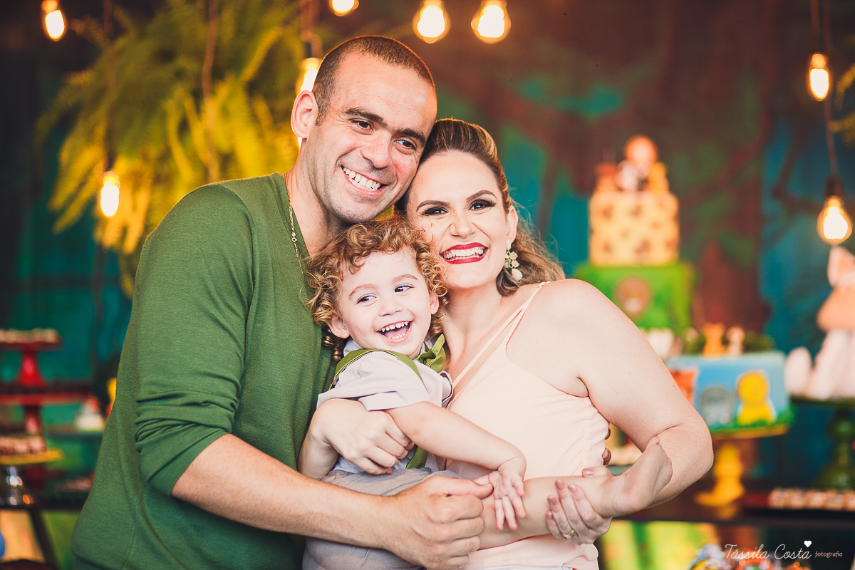 festa de menino, no tema safari, decoração infantil com luzes, miguel 2 anos, filho da cerimonialista daieny fasolo, 2 anos, festa safari, tássila costa