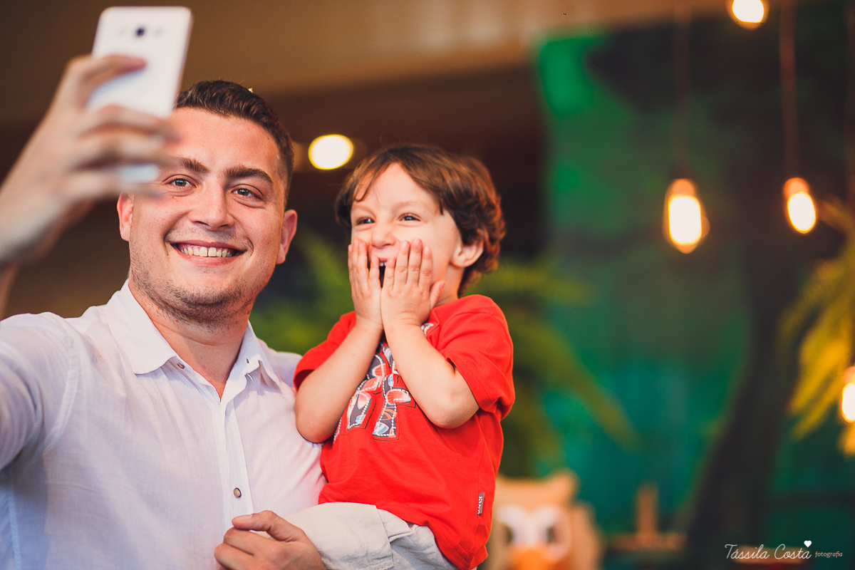 festa de menino, no tema safari, decoração infantil com luzes, miguel 2 anos, filho da cerimonialista daieny fasolo, 2 anos, festa safari, tássila costa