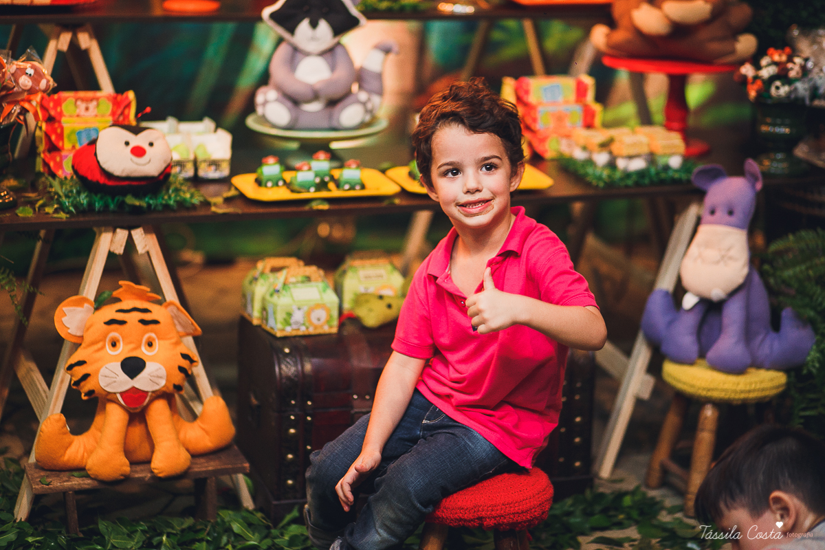 festa de menino, no tema safari, decoração infantil com luzes, miguel 2 anos, filho da cerimonialista daieny fasolo, 2 anos, festa safari, tássila costa