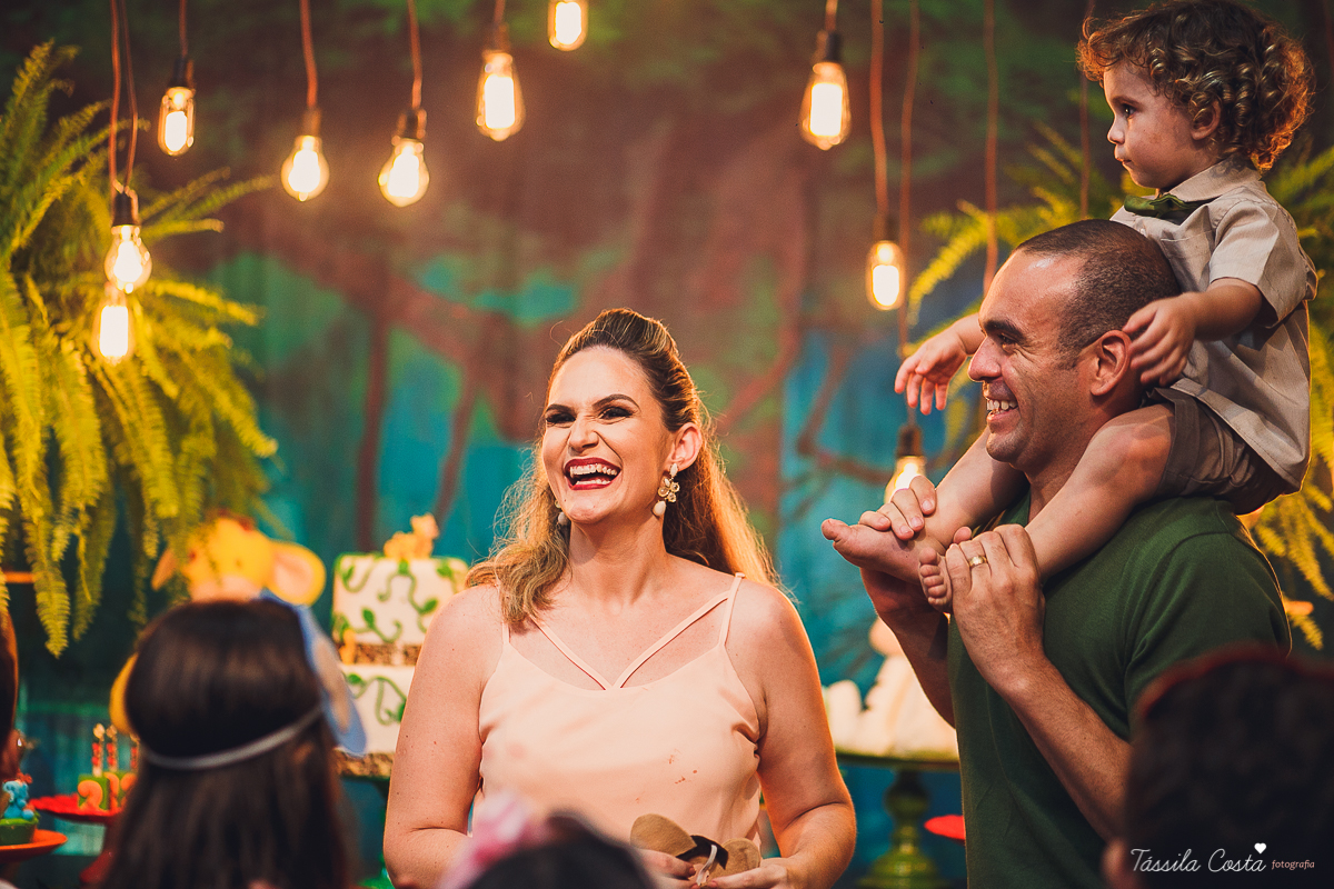 festa de menino, no tema safari, decoração infantil com luzes, miguel 2 anos, filho da cerimonialista daieny fasolo, 2 anos, festa safari, tássila costa