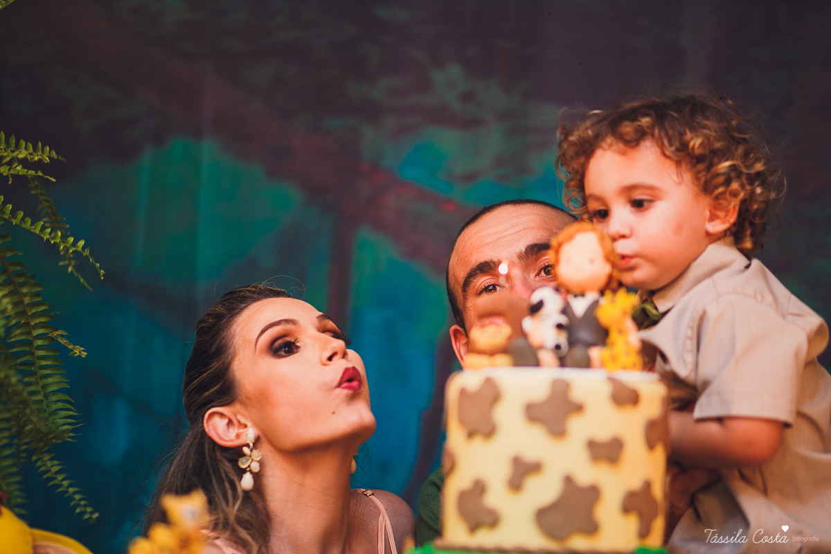 festa de menino, no tema safari, decoração infantil com luzes, miguel 2 anos, filho da cerimonialista daieny fasolo, 2 anos, festa safari, tássila costa