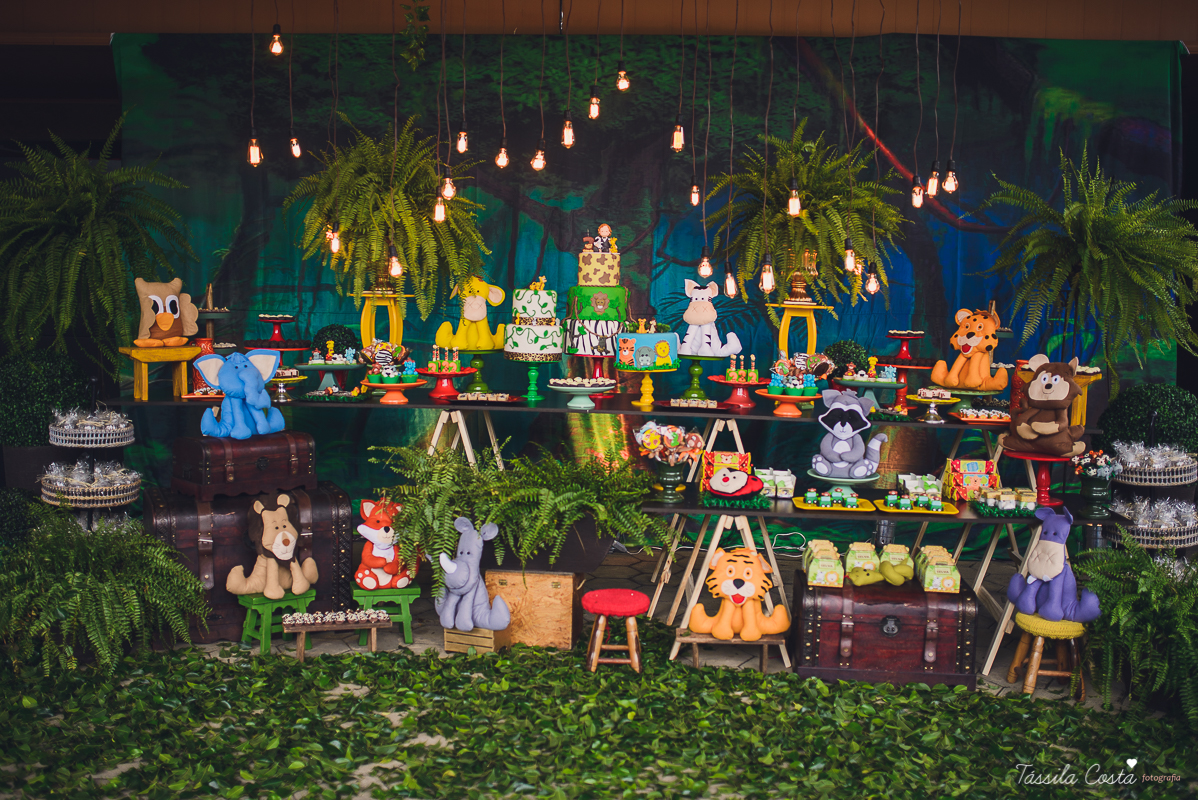 festa de menino, no tema safari, decoração infantil com luzes, miguel 2 anos, filho da cerimonialista daieny fasolo, 2 anos, festa safari, tássila costa