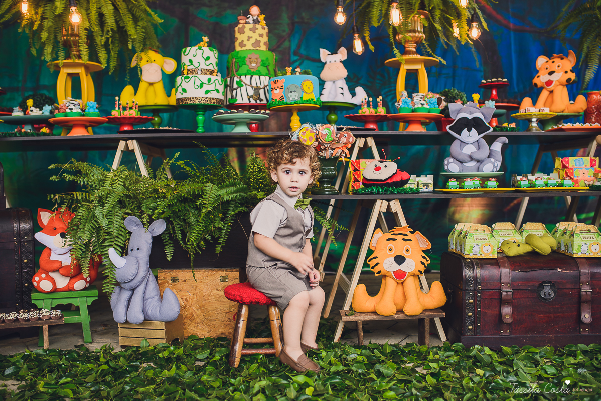 festa de menino, no tema safari, decoração infantil com luzes, miguel 2 anos, filho da cerimonialista daieny fasolo, 2 anos, festa safari, tássila costa