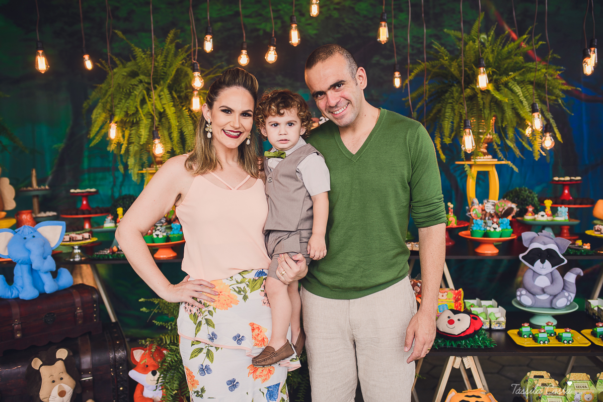 festa de menino, no tema safari, decoração infantil com luzes, miguel 2 anos, filho da cerimonialista daieny fasolo, 2 anos, festa safari, tássila costa
