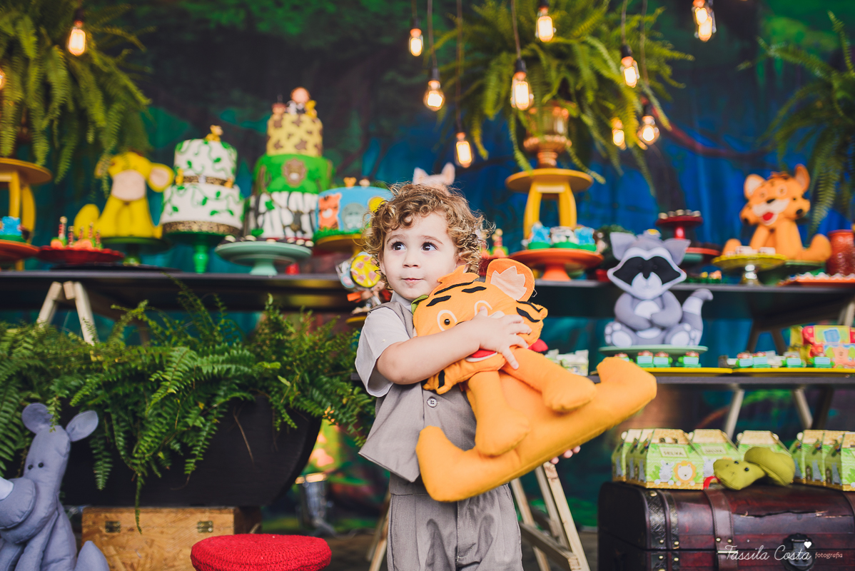 festa de menino, no tema safari, decoração infantil com luzes, miguel 2 anos, filho da cerimonialista daieny fasolo, 2 anos, festa safari, tássila costa