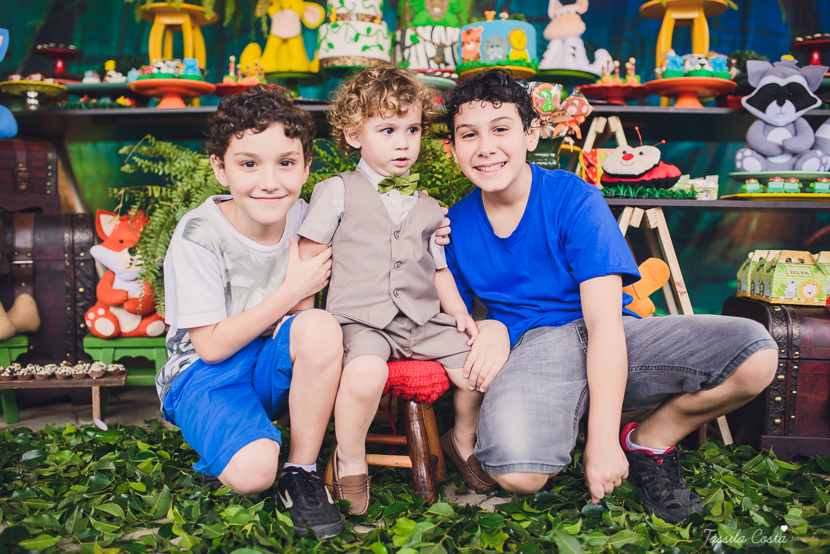 festa de menino, no tema safari, decoração infantil com luzes, miguel 2 anos, filho da cerimonialista daieny fasolo, 2 anos, festa safari, tássila costa