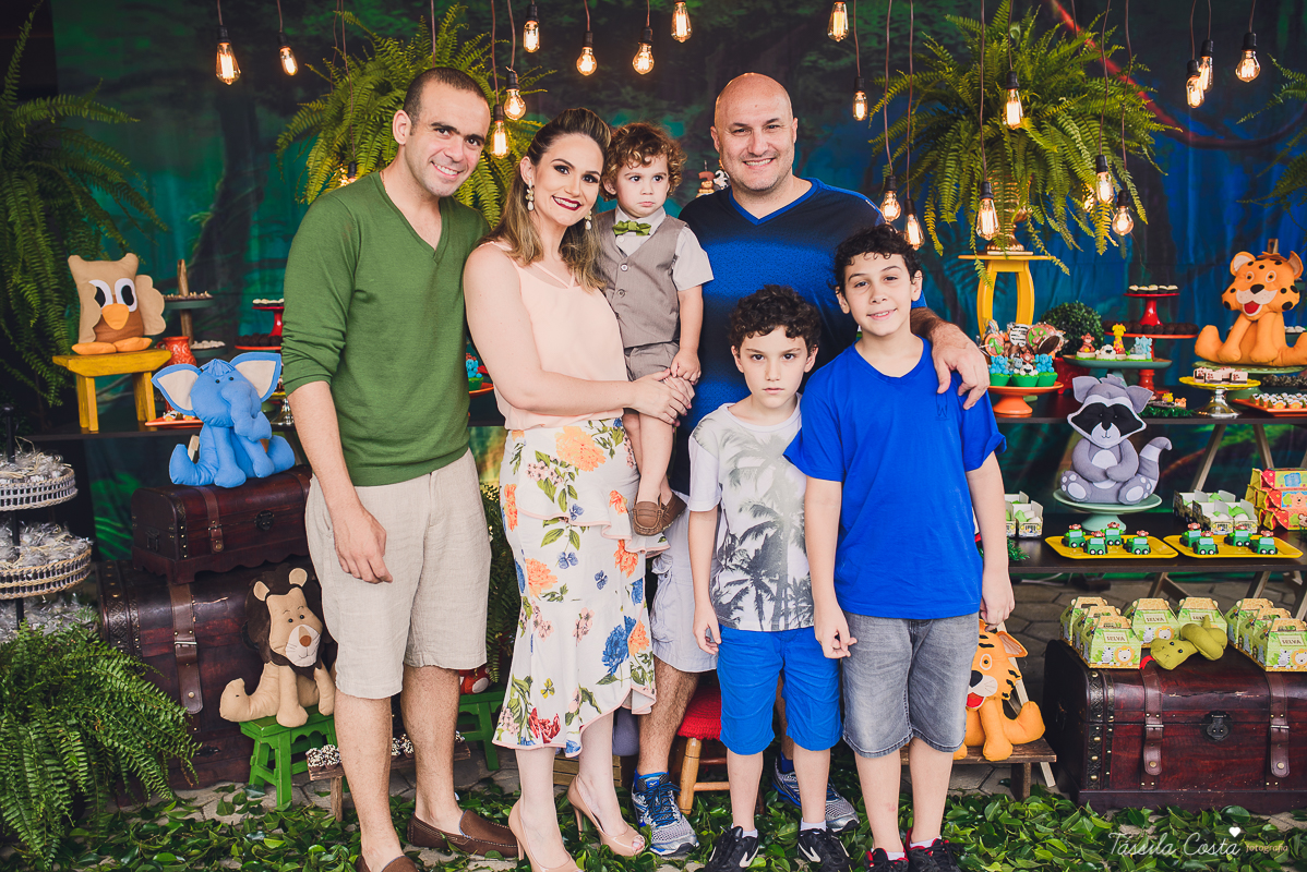 festa de menino, no tema safari, decoração infantil com luzes, miguel 2 anos, filho da cerimonialista daieny fasolo, 2 anos, festa safari, tássila costa