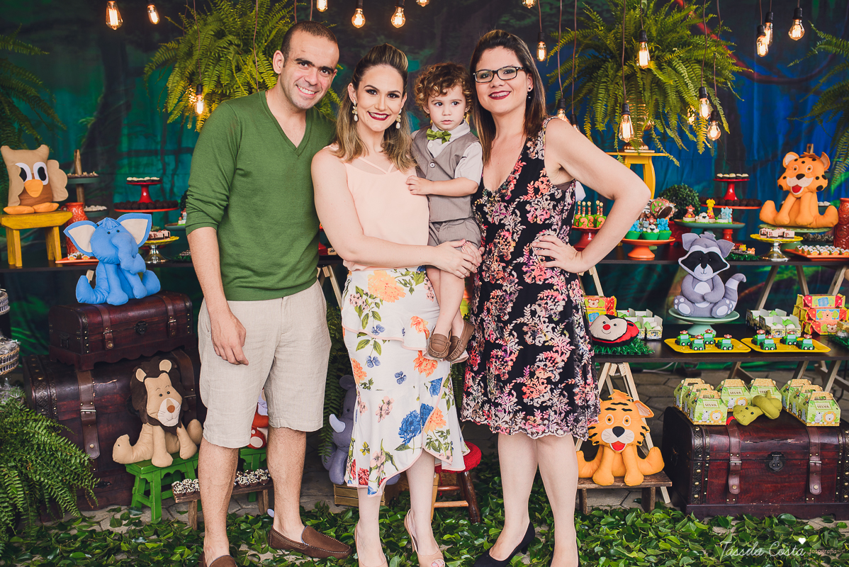 festa de menino, no tema safari, decoração infantil com luzes, miguel 2 anos, filho da cerimonialista daieny fasolo, 2 anos, festa safari, tássila costa