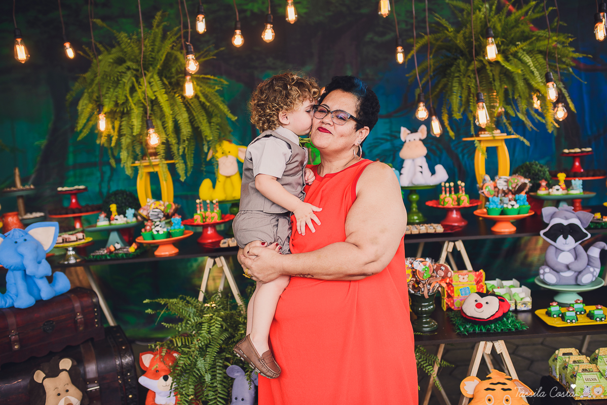 festa de menino, no tema safari, decoração infantil com luzes, miguel 2 anos, filho da cerimonialista daieny fasolo, 2 anos, festa safari, tássila costa