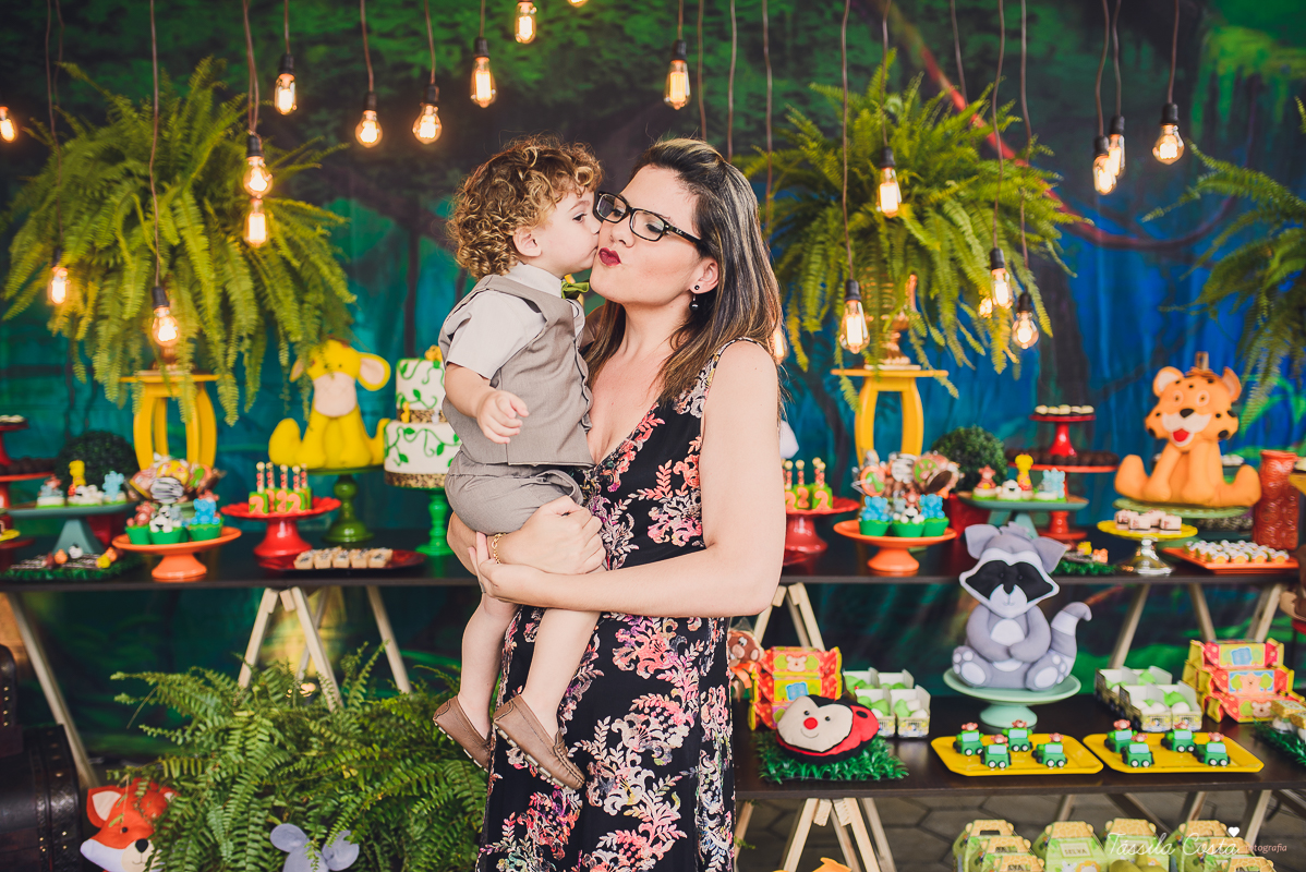 festa de menino, no tema safari, decoração infantil com luzes, miguel 2 anos, filho da cerimonialista daieny fasolo, 2 anos, festa safari, tássila costa