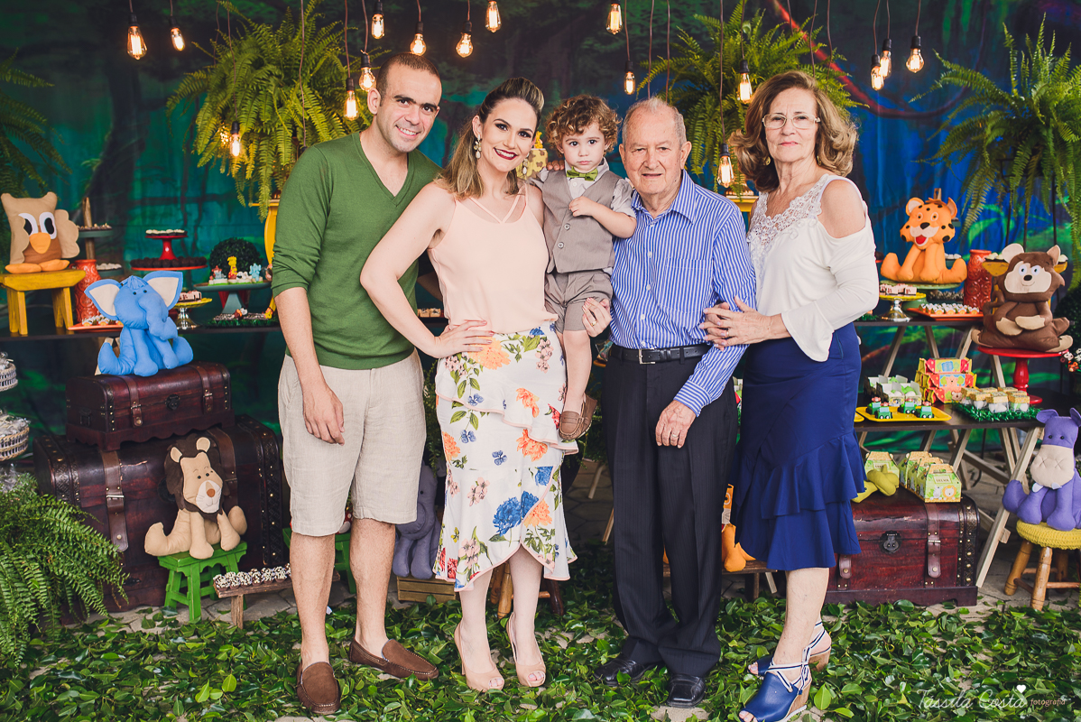 festa de menino, no tema safari, decoração infantil com luzes, miguel 2 anos, filho da cerimonialista daieny fasolo, 2 anos, festa safari, tássila costa