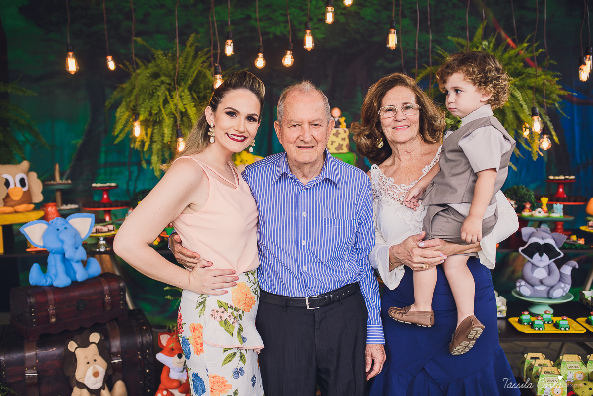 festa de menino, no tema safari, decoração infantil com luzes, miguel 2 anos, filho da cerimonialista daieny fasolo, 2 anos, festa safari, tássila costa
