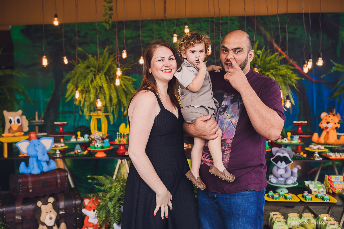 festa de menino, no tema safari, decoração infantil com luzes, miguel 2 anos, filho da cerimonialista daieny fasolo, 2 anos, festa safari, tássila costa