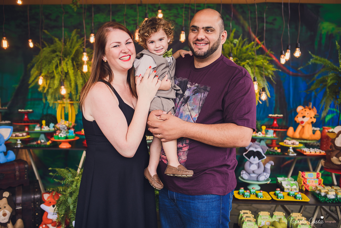 festa de menino, no tema safari, decoração infantil com luzes, miguel 2 anos, filho da cerimonialista daieny fasolo, 2 anos, festa safari, tássila costa