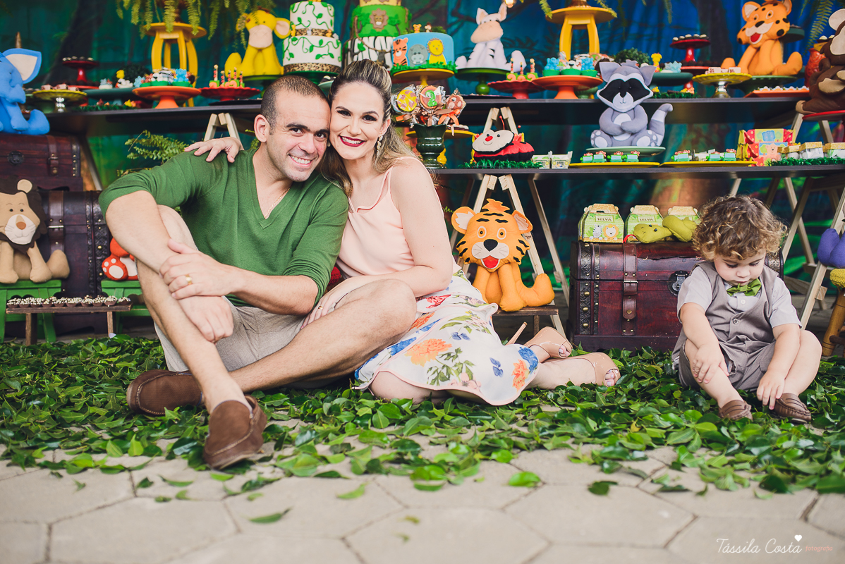 festa de menino, no tema safari, decoração infantil com luzes, miguel 2 anos, filho da cerimonialista daieny fasolo, 2 anos, festa safari, tássila costa
