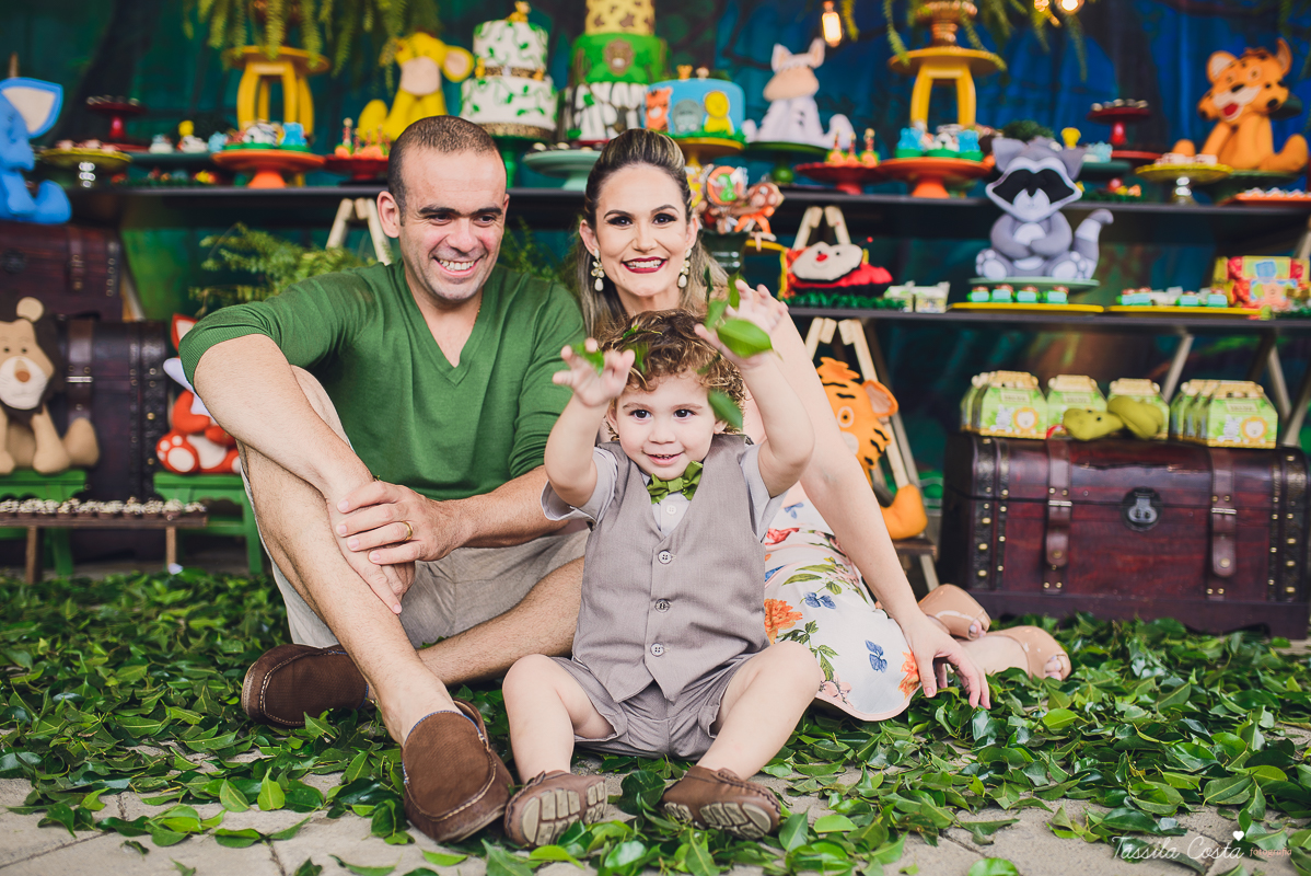 festa de menino, no tema safari, decoração infantil com luzes, miguel 2 anos, filho da cerimonialista daieny fasolo, 2 anos, festa safari, tássila costa