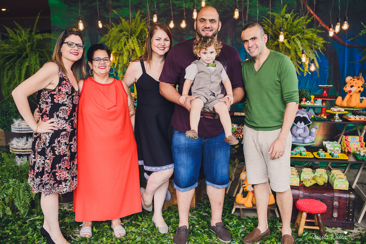 festa de menino, no tema safari, decoração infantil com luzes, miguel 2 anos, filho da cerimonialista daieny fasolo, 2 anos, festa safari, tássila costa