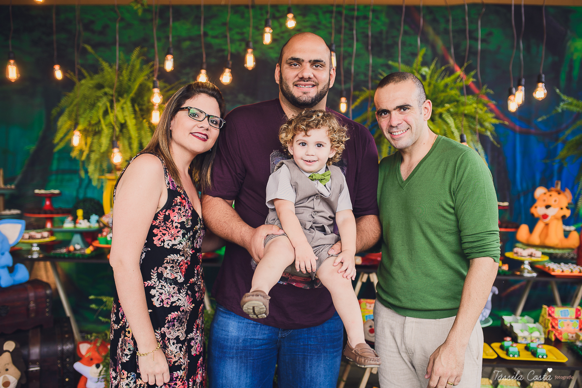 festa de menino, no tema safari, decoração infantil com luzes, miguel 2 anos, filho da cerimonialista daieny fasolo, 2 anos, festa safari, tássila costa