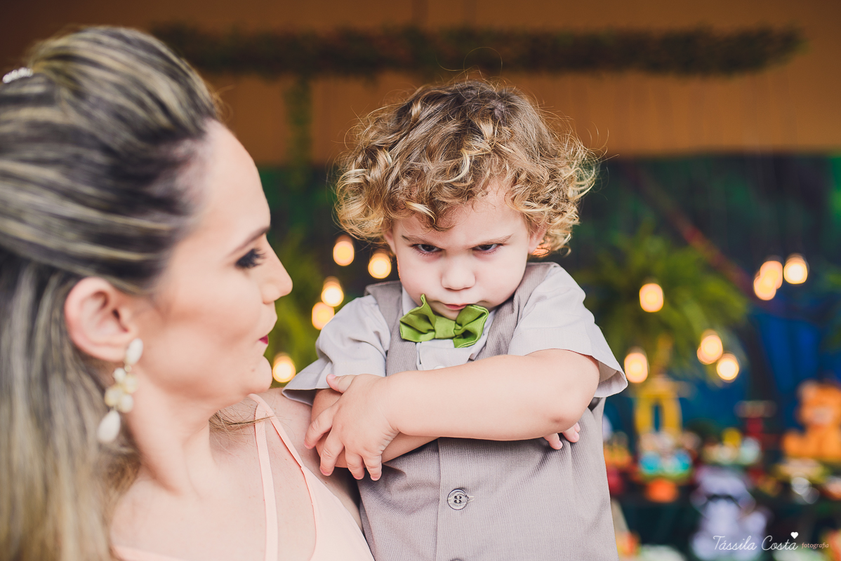 festa de menino, no tema safari, decoração infantil com luzes, miguel 2 anos, filho da cerimonialista daieny fasolo, 2 anos, festa safari, tássila costa