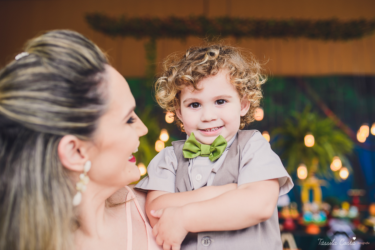 festa de menino, no tema safari, decoração infantil com luzes, miguel 2 anos, filho da cerimonialista daieny fasolo, 2 anos, festa safari, tássila costa