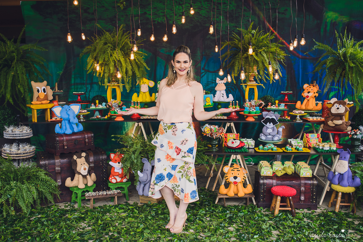 festa de menino, no tema safari, decoração infantil com luzes, miguel 2 anos, filho da cerimonialista daieny fasolo, 2 anos, festa safari, tássila costa